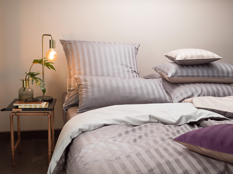 Blockstreifen Bettwäsche auf Bett in unterschiedlichen Farben